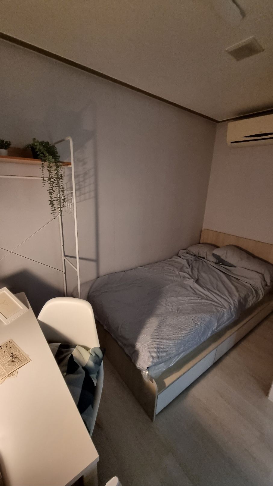 천안 고시원 규스테이 밝은 디럭스룸 침대와 책상